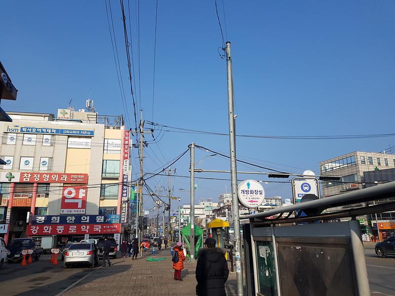 강화대로_전선_지중화(좁은_인도에_들어선_전주들_사이로_전선들이_거미줄처럼_얽혀있다)