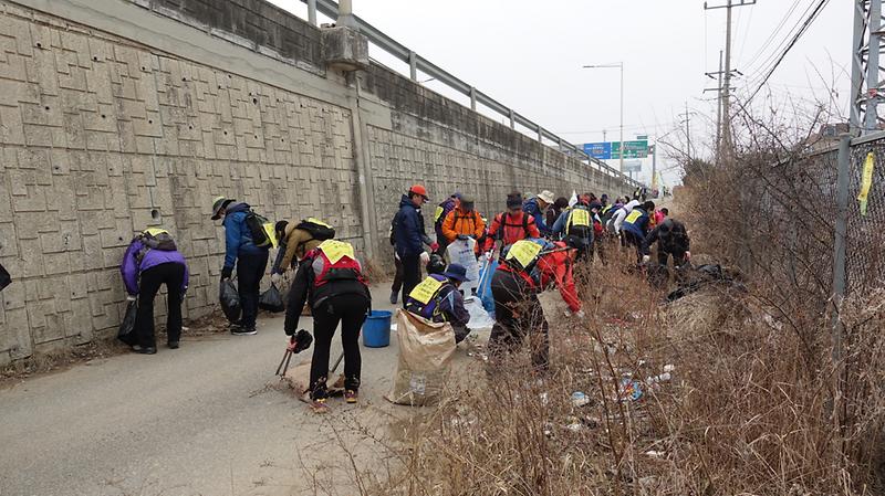 강화나들길_클린데이2(참여자들이_쓰레기를_줍고_있다)
