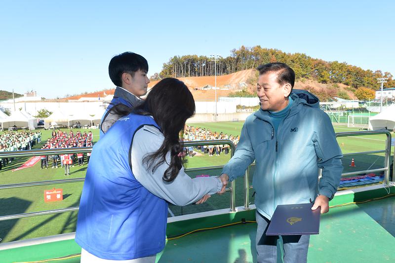 공직자_한마음_체육대회1(개회식-선거문_전달)