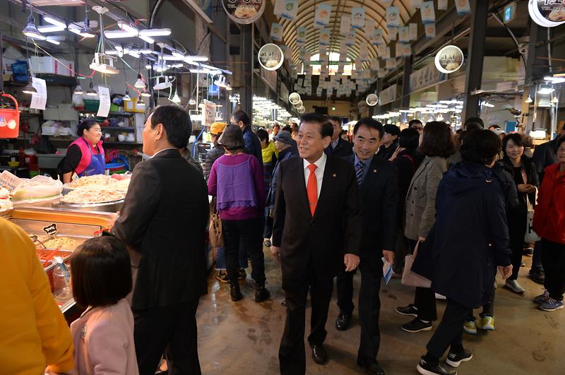 새우젓_축제4(유천호_군수가_행사장을_둘러보고_있다)