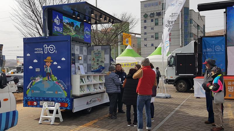 움직이는_관광안내소1(관광안내원이_외국인_관광객에게_관광지를_설명하고_있다)
