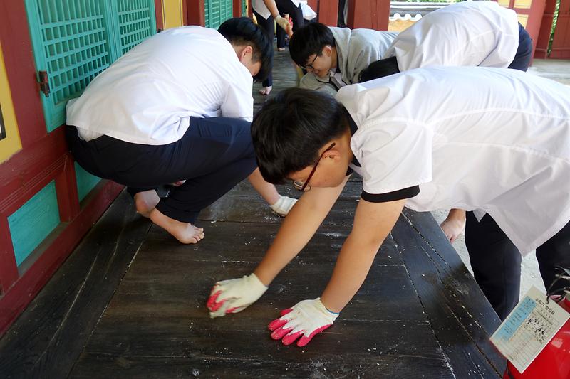 강화고등학생들이_강화_홍릉재실_툇마루에_콩땜체험