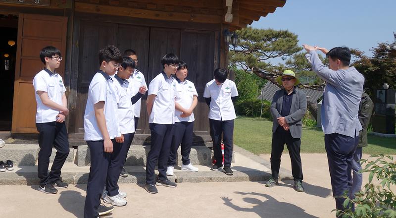 강화고등학생들이_강화_온수리_성공회_성당에_모여_주의사항을_듣고있다