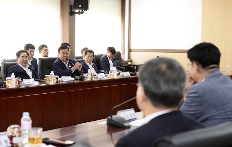 신득상_의장3(교육감-군구의장_간담회_참석)