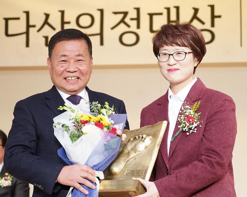 신득상_의장_제1회_다산의정대상_수상1