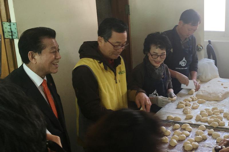 토탈자원봉사2(옛날찐빵을_만들고_있다)