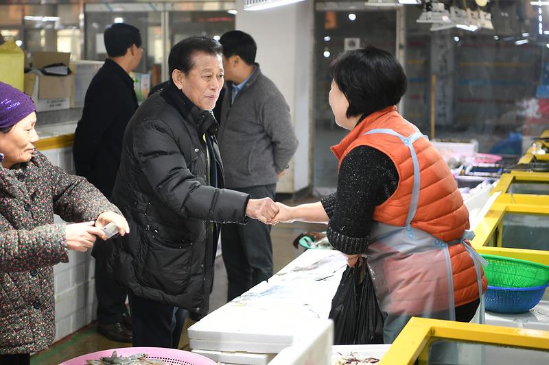 유천호_군수_전통시장_방문2