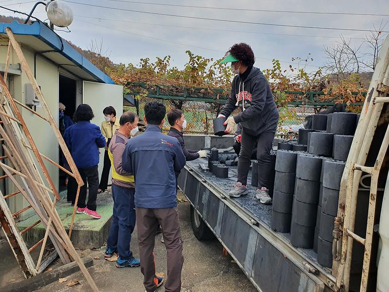 내가면_남녀새마을지도자회_연탄나눔_1