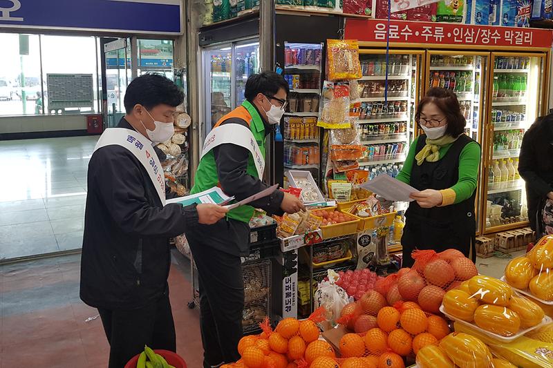 사회적거리두기캠페인(홍보물_돌리는_사진)