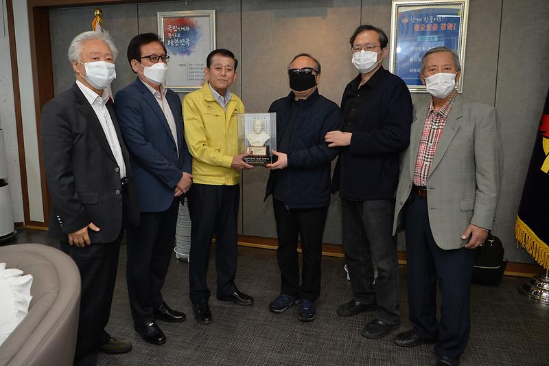 송암_박두성_선생_흉상_전달_(2)