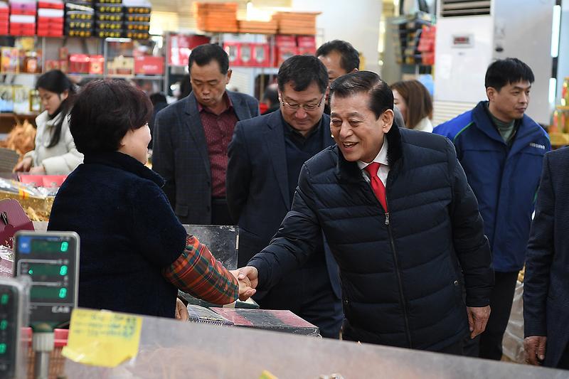 유천호_군수_전통시장_방문(인삼센터)