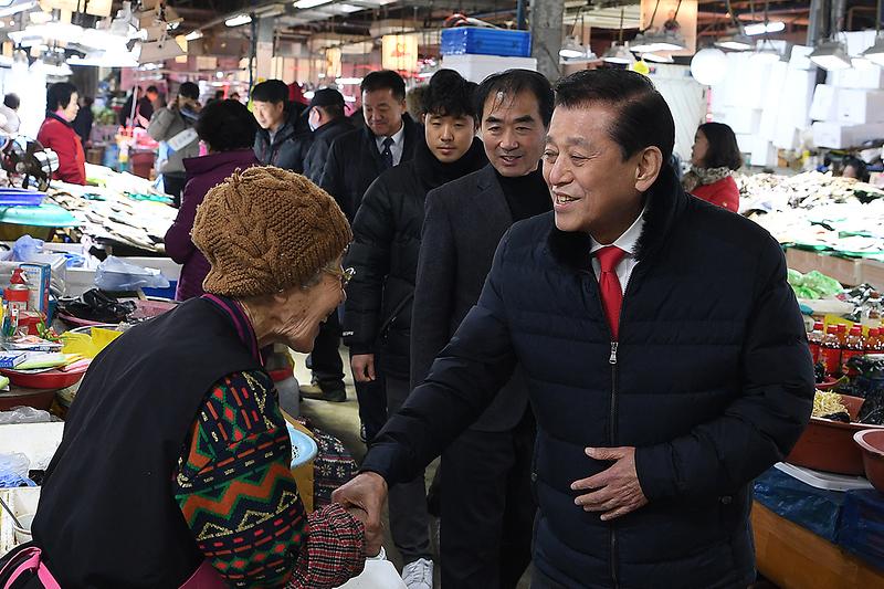 유천호_군수_전통시장_방문(풍물시장)