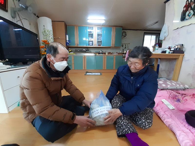 교동면_물품배부사진(난정2리_마을회)(1)