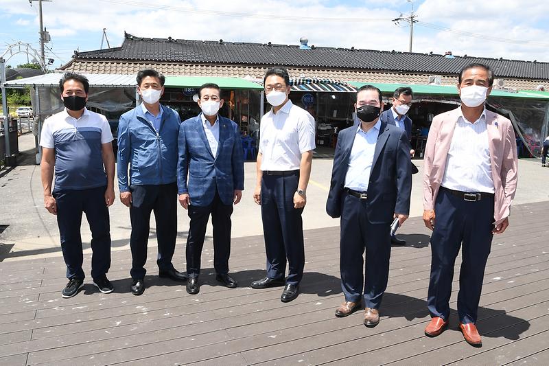 지난6월_유천호_군수_및_인천해양수산청장_초지항방문_(1)