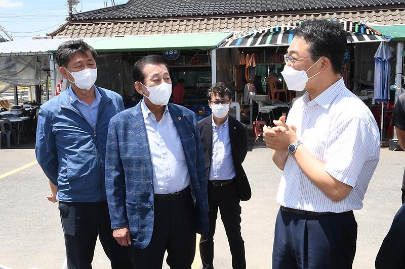 지난6월_유천호_군수_및_인천해양수산청장_초지항방문_(2)