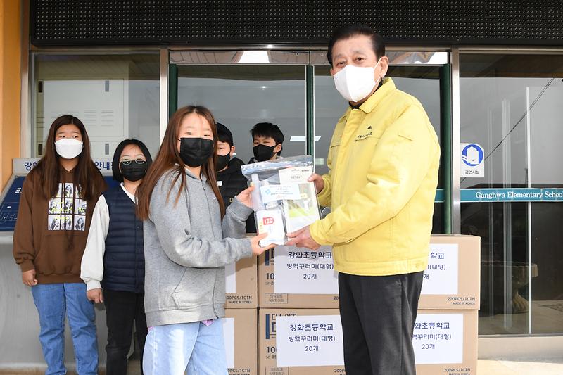 코로나19_관련_강화초등학교_방역물품_전달_및_현장확인_(2)1