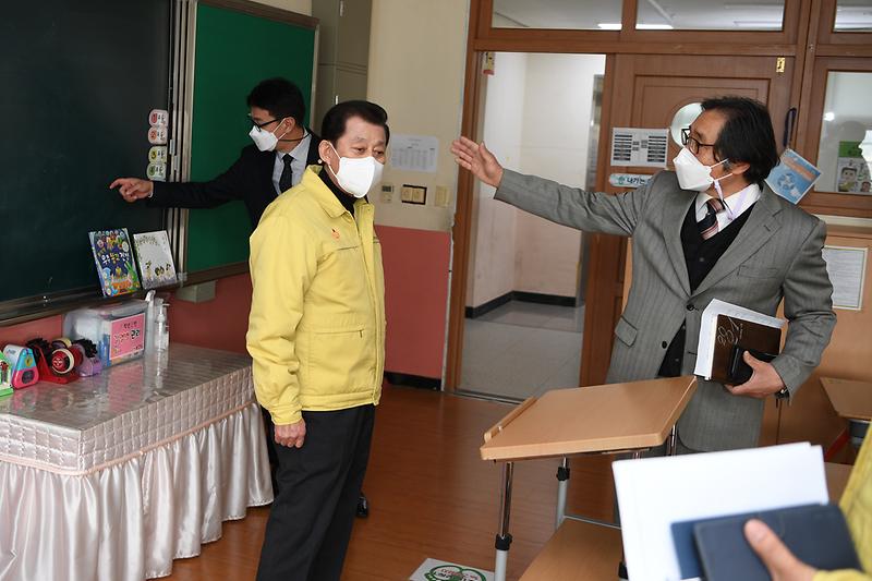 코로나19_관련_강화초등학교_방역물품_전달_및_현장확인_(8)