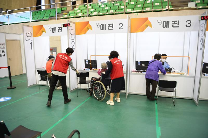 코로나19__접종_현장_(2)