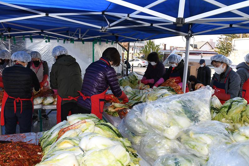 민원지적과_공인중계사협회_김장김치_나눔행사_(2)