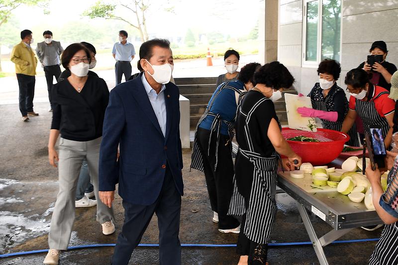 생활개선회_김치나눔행사_현장_격려_(1)