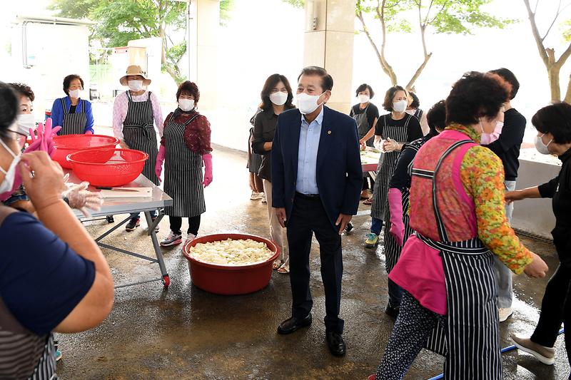 생활개선회_김치나눔행사_현장_격려_(7)