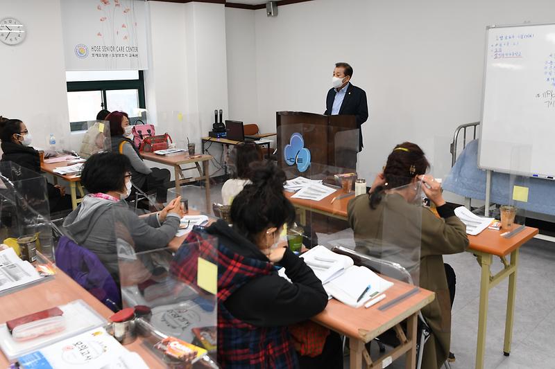 사회복지과_지난_10월_유천호_군수가_요양보호사와_대화의_시간을_가졌다