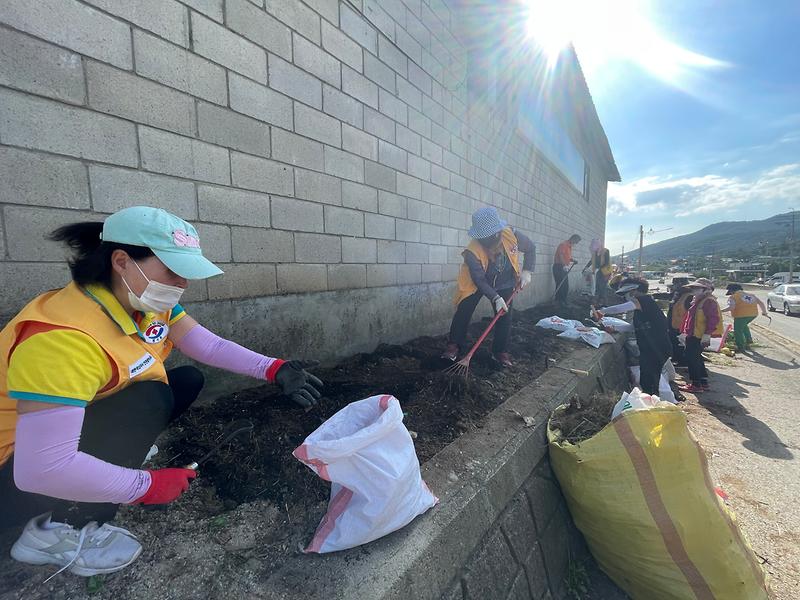 선원면적십자부녀회원들이_화단_조성을_위해_땅고르기에_한창이다