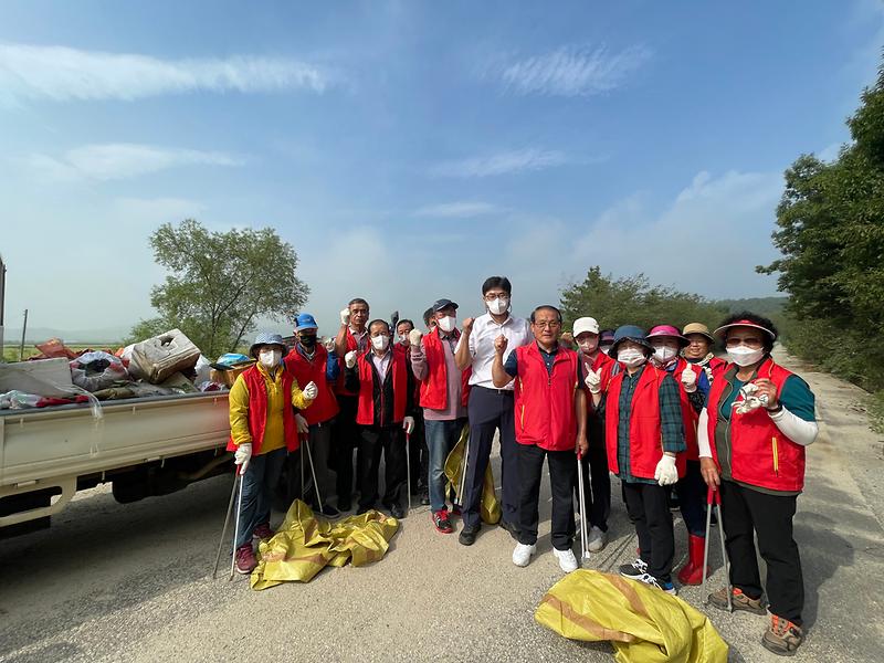 선원면지역사회보장협의체와선원면장,_(구)강화영상단지_수풀에서_수거한_쓰레기