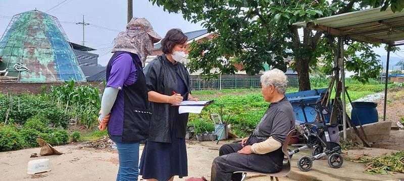 양도면_홀몸어르신_가정방문_상담_(1)