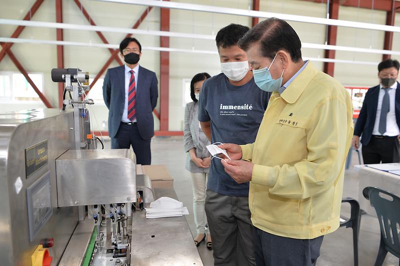 유천호_군수_재난지원_마스크공장_현장확인_(7)