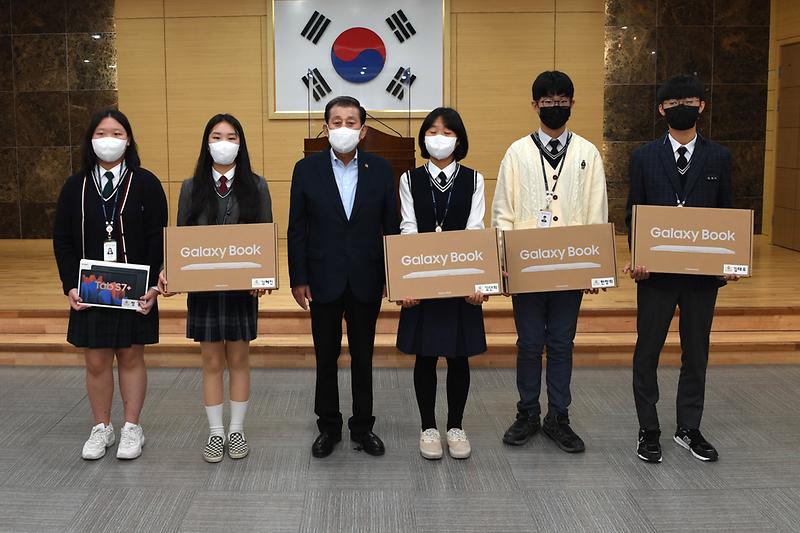 유천호_군수_주니어_외교관_격려_(1)