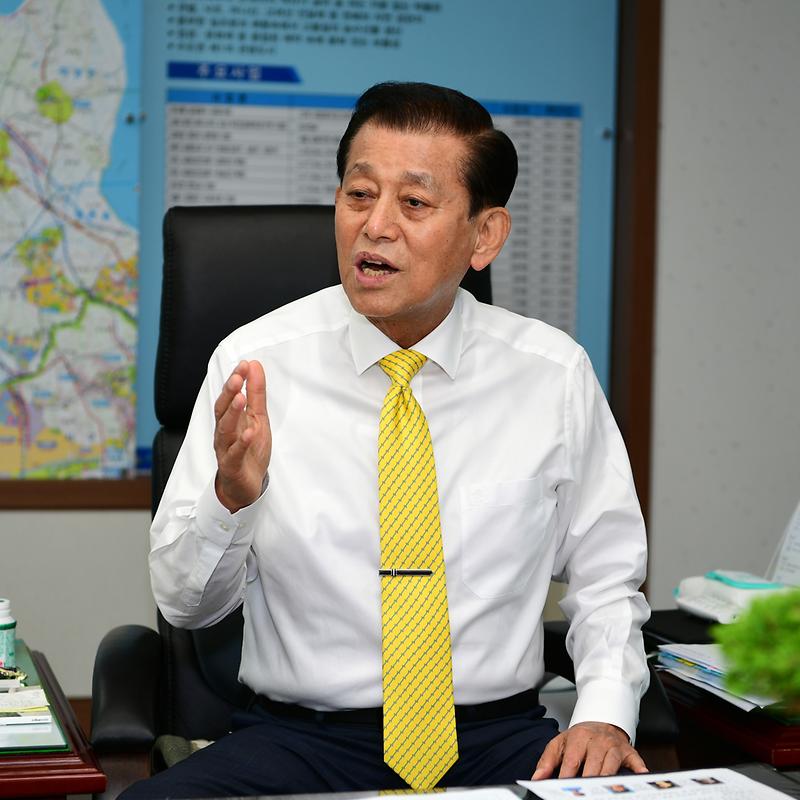 유천호_군수님_집무_사진3