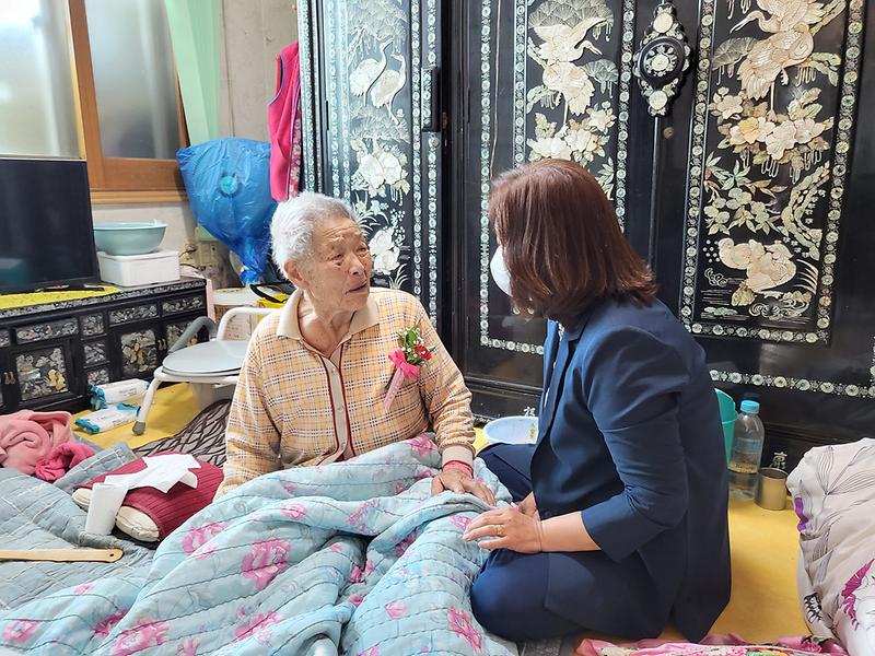 불은면_100세_어르신_카네이션_전달