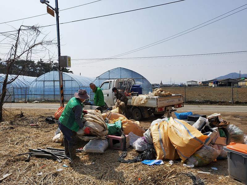 불은면_새마을지도자_영농폐비닐_수거