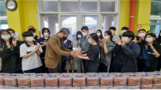 덕신고_김장김치_전달1