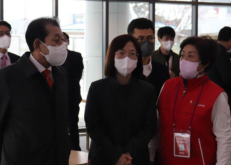 도시재생(행복센터에서_유천호_군수가_주민협동조합원과_이야기를_나누고_있다)