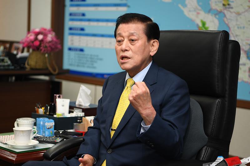 기획예산과_유천호_군수_사진