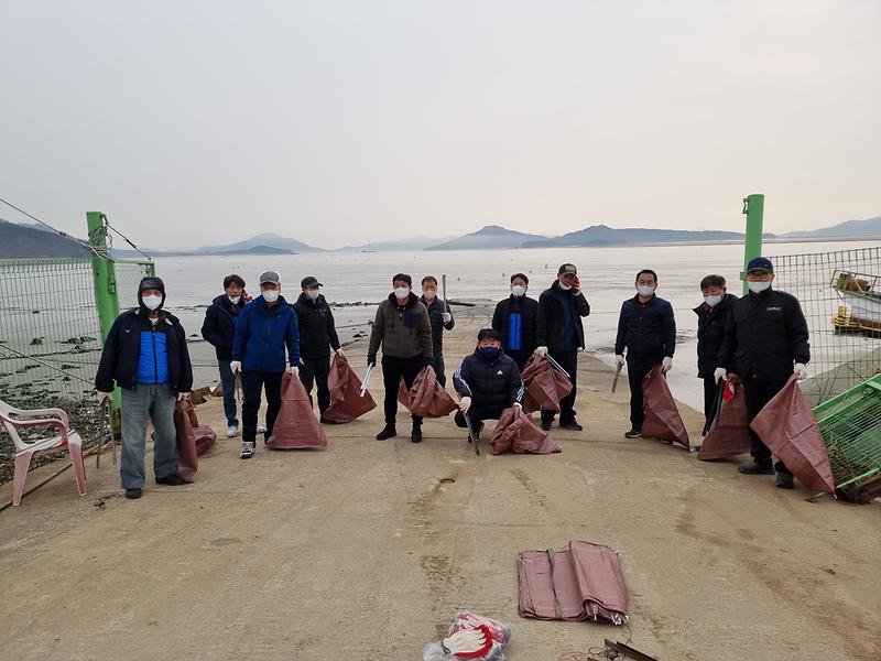 교동면_이장단_해안쓰레기_정비_(2)