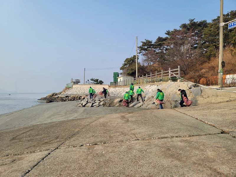 교동면_새마을협의회_해안쓰레기_수거_(2)