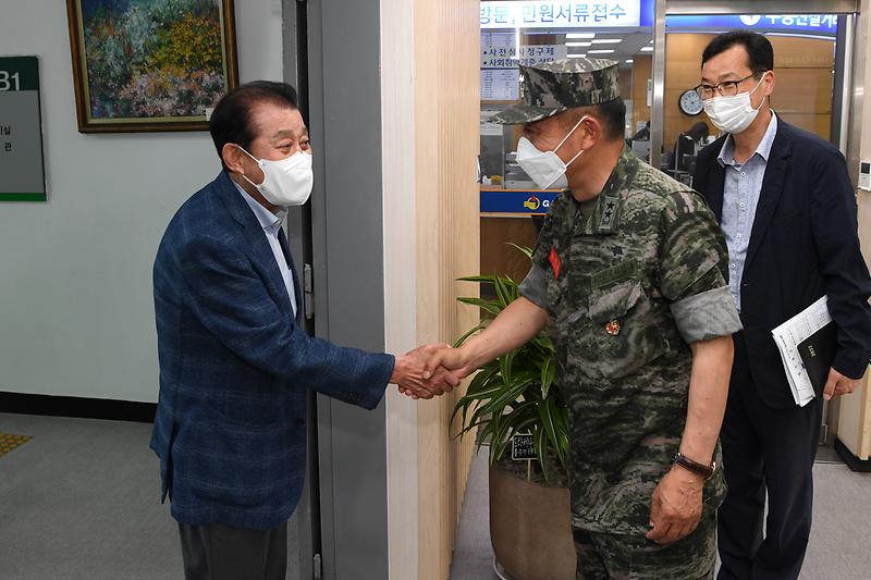 해병대_제2사단장_강화군청_방문_(1)