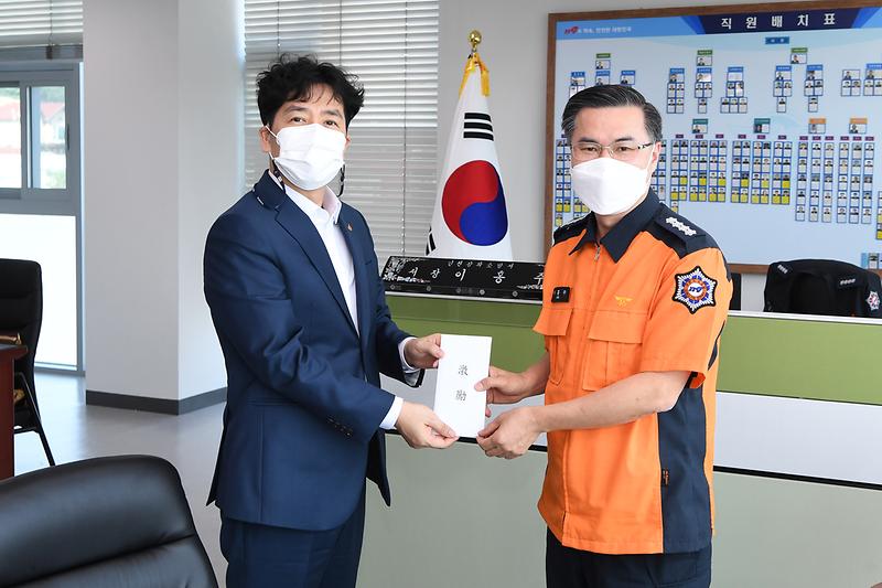 행정과_추석명절_맞이_소방서_위문_(1)