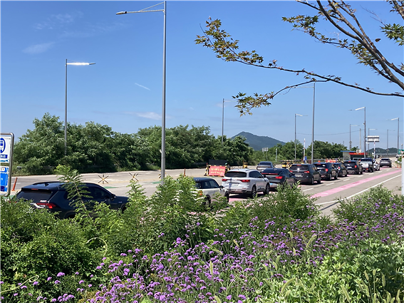 행정과_교동대교_입구(검문대기_차량)_(1)