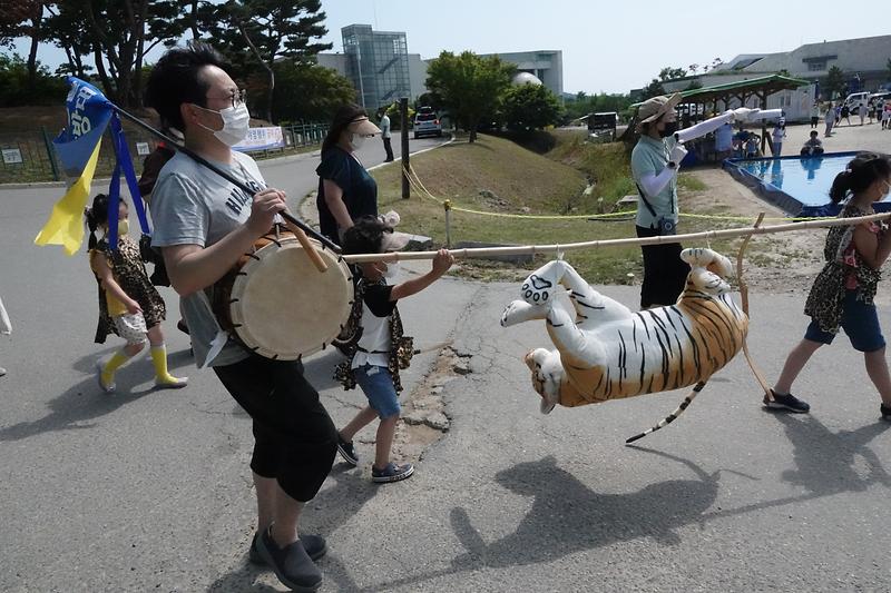 선사_사냥체험장에서_호랑이를_사냥한_가족들