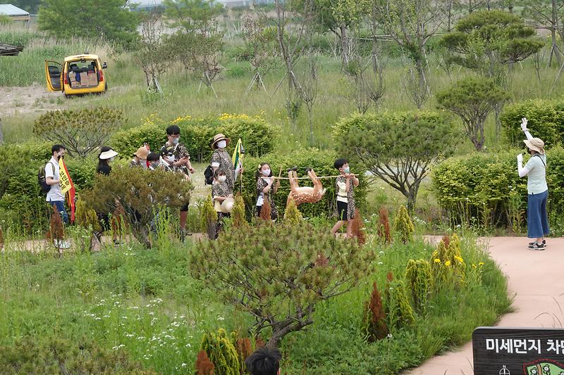 선사_사냥터에서_사냥감을_찾고있는_체험객들_(1)