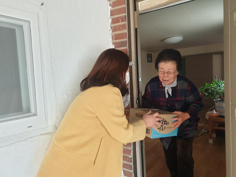 양사면_독거노인_가정방문_쌀국수_전달