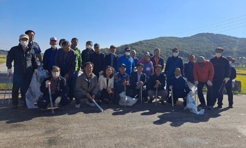 양사면_노인회_하천변_쓰레기_수거1