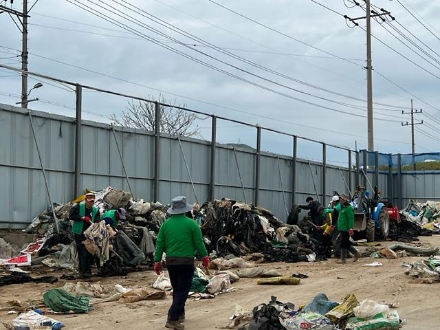 불은면_새마을지도자_영농폐비닐_수거