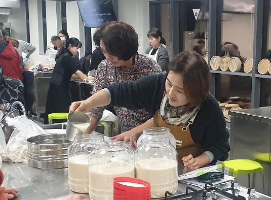 강화군_행복센터,_강화섬쌀로_빚는_수제_막걸리_특강_성료_(2)