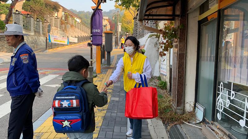 강화군_자원봉사센터_교통안전_캠페인_“학교_앞_속도를_줄여주세요!”_2