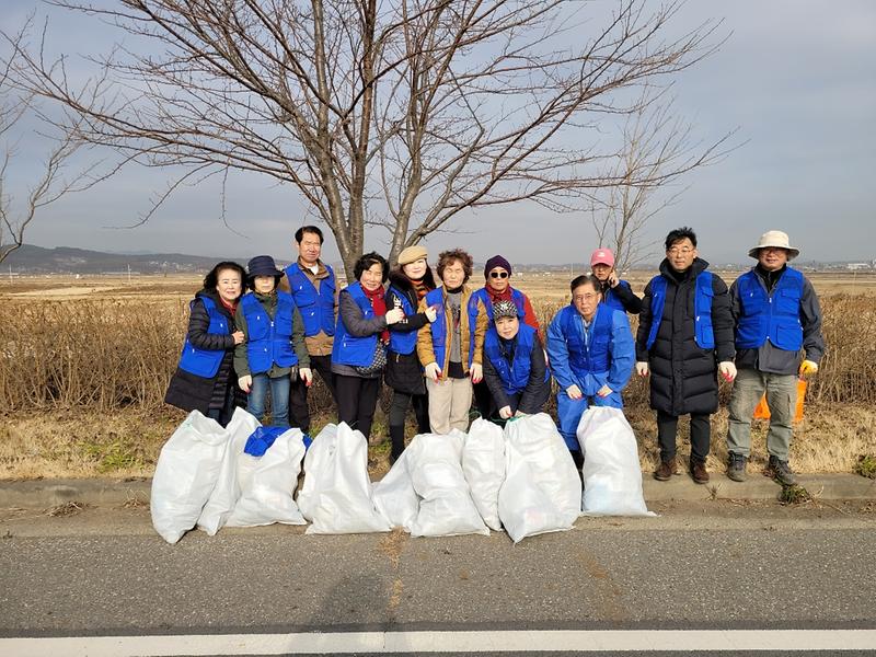 길상면_주민자치위원회,_섬암교_일원_환경_정화_펼쳐_(1)